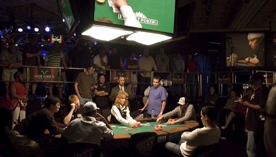 Chiến thuật tour poker cướp pot là gì